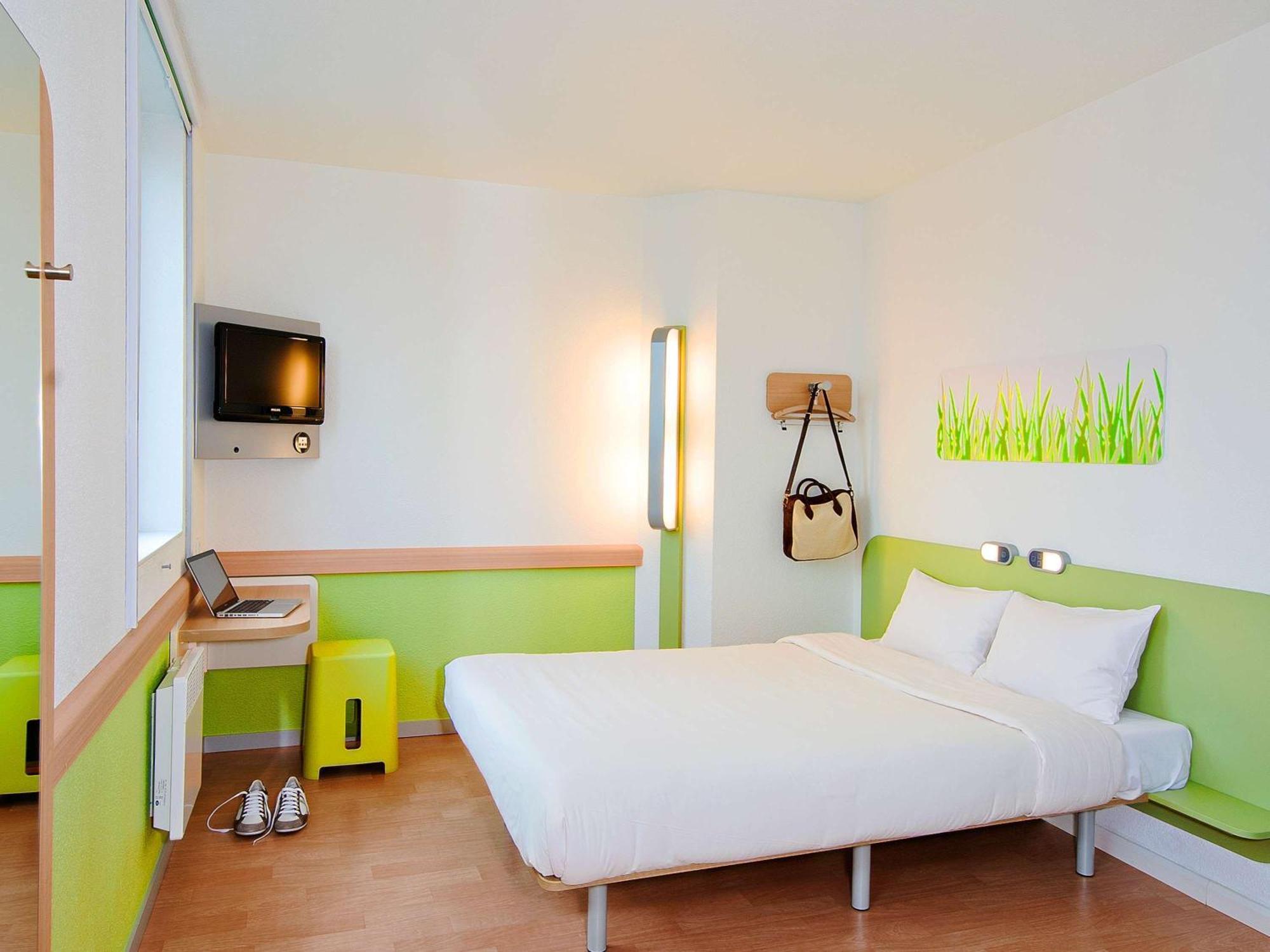 Ibis Budget Givet Exteriör bild