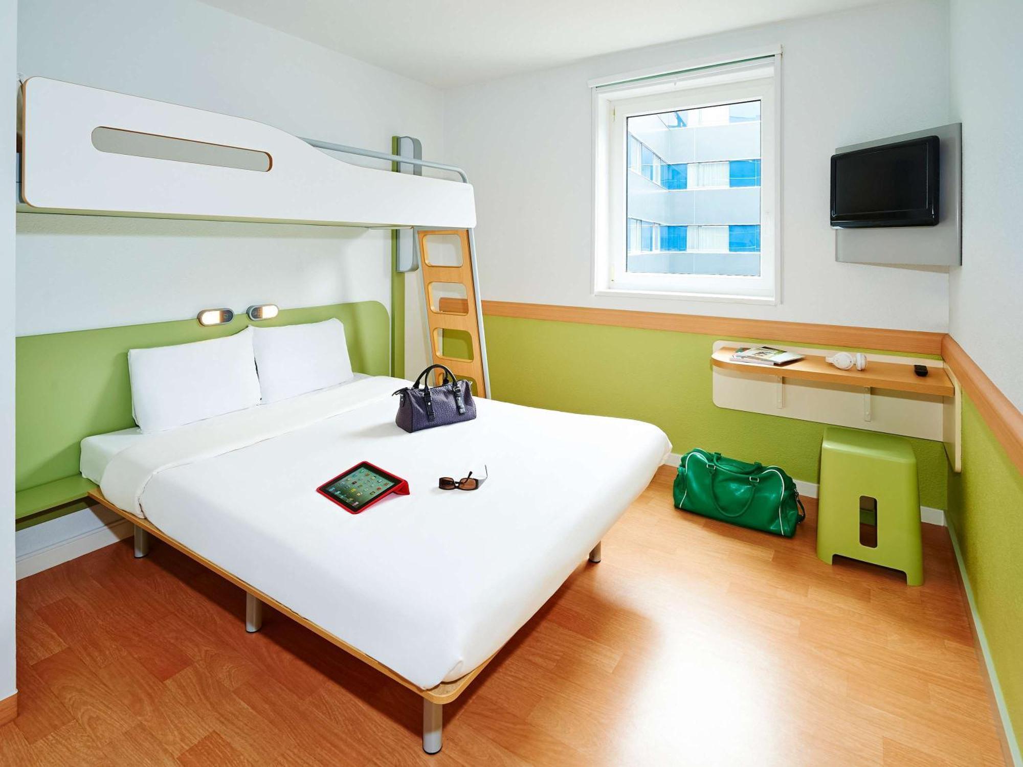 Ibis Budget Givet Exteriör bild
